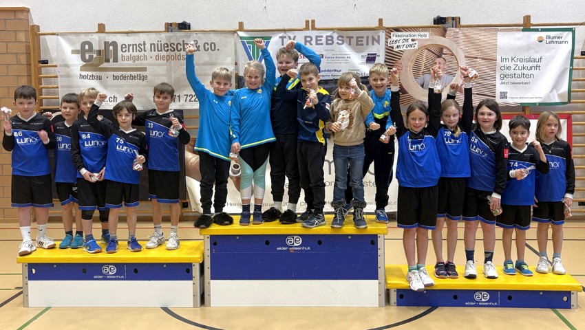 Das Podest der Kategorie U10 mit Sieger Diepoldsau in der Mitte, zur Seite zwei Teams aus Ettenhausen.