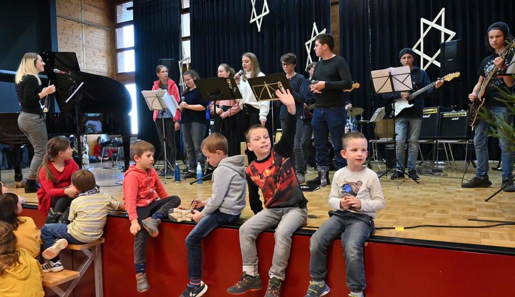 Der Auftritt der Vorderländer Musikschüler gefällt auch den jungen Marktbesuchern. 