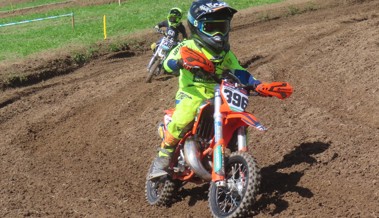 Zwei kleine Brüder aus einer Vorderländer Motocross-Dynastie lassen das Gas stehen