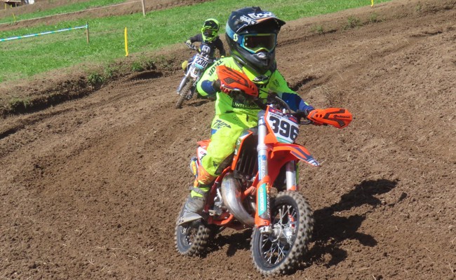 Zwei kleine Brüder aus einer Vorderländer Motocross-Dynastie lassen das Gas stehen