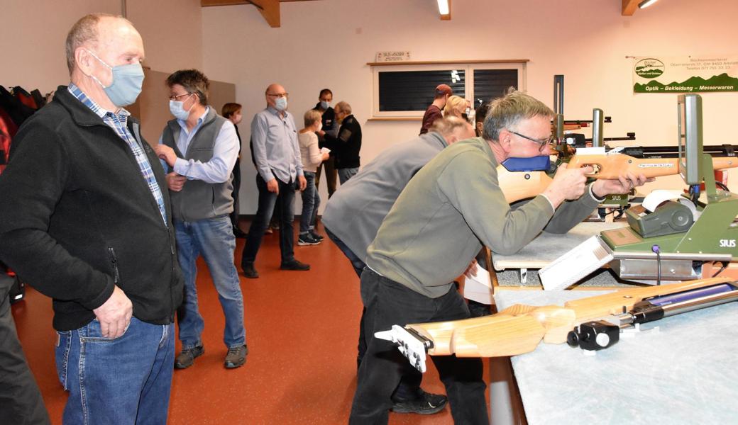 Die 5-Dörfer-Meisterschaften im Luftgewehrschiessen ziehen einige Hobbyschützinnen und -schützen an, aber deutlich weniger als vor dem Corona-Unterbruch.  Die 5-Dörfer-Meisterschaften im Luftgewehrschiessen ziehen einige Hobbyschützinnen und -schützen an, aber deutlich weniger als vor dem Corona-Unterbruch.