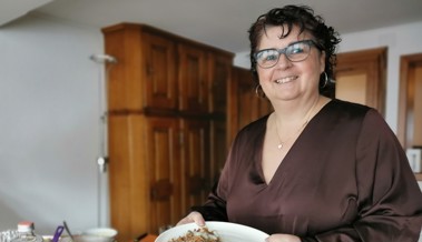 Sie kocht mit Butter und Aromat: Regula Wüst versucht sich bei «Mini Chuchi, dini Chuchi»