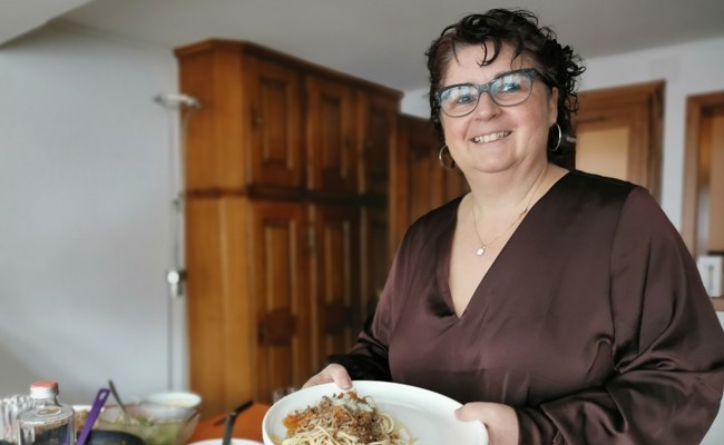 Sie kocht mit Butter und Aromat: Regula Wüst versucht sich bei «Mini Chuchi, dini Chuchi»