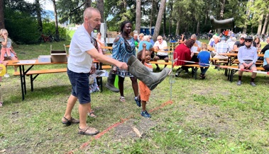 Parcours am Rhein: Stiefel, Kleiderbügel und Säcklein fliegen durch die Luft