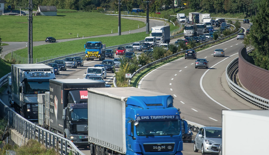 Kollision zwischen zwei Fahrzeugen löst langen Stau auf der A1 bei Meggenhus aus