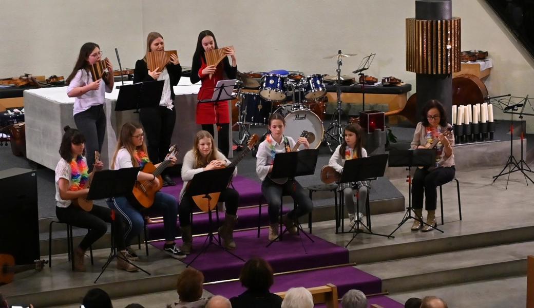 Das Panflöte-Gitarre-Ukulele-Ensemble, unter der Leitung von Sandra Dobler und Rebekka Nachbaur. 