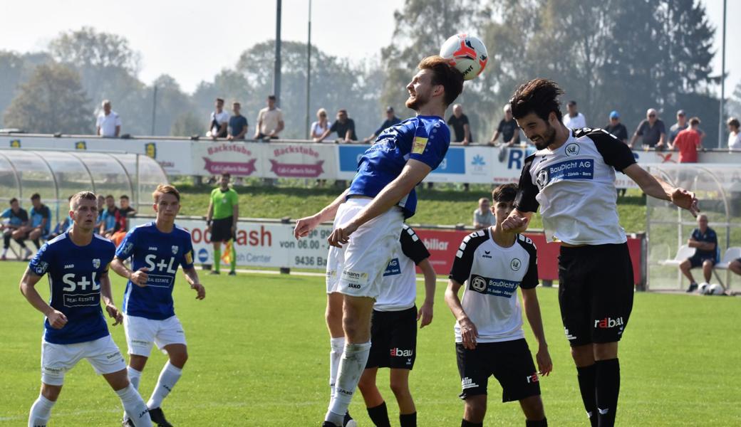 Widnaus Daniel Lässer springt höher als sein Gegenspieler, genau beobachtet von Torschütze Lars Ivanusa und Daniele Varano (von links). 