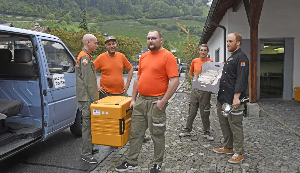 Küchenchef Manuel Nüesch (rechts) und seine Mannschaft verpflegen die Zivilschützer an den Einsatzorten. Sie kochen in der fix eingerichteten Militärküche in Berneck.