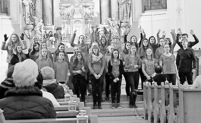 Die OMR Voices begeistern  die Kirchenbesucher