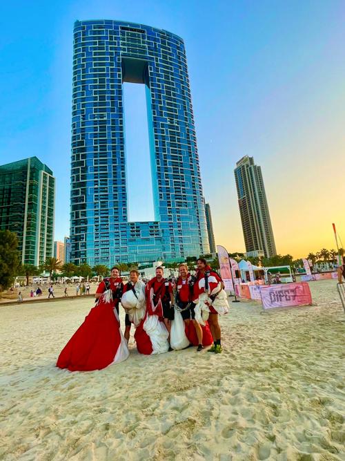 Marcel Schuster (rechts) mit seinem Team am letzten Wettkampf diess Jahres in Dubai. Marcel Schuster (rechts) mit seinem Team am letzten Wettkampf diess Jahres in Dubai.