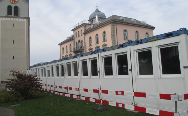 Containerdorf bei der Rheinburg-Klinik ist Blickfang auf dem Kirchplatz