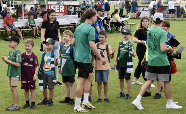 Kinder und Erwachsene genossen den Besuch der Profis in Rüthi
