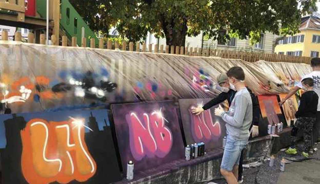 Sprayen erlaubt: Der Graffiti-Künstler ArtAlbert zeigt heimischen Jugendlichen im Herbstferienprogramm der Jugendarbeit wie es geht.  