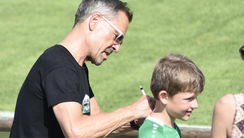 Der FC St.Gallen war im Sommer 2022 in Widnau zu Gast – und auch der Präsident war ein gefragter Autogrammschreiber.