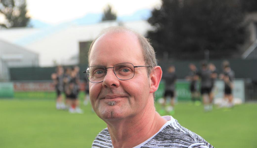 Auf dem Altstätter Fussballplatz hat Peter Zellweger in den letzten vier Jahrzehnten fast alle Spiele der ersten Mannschaft gesehen. Nun gibt er ein Buch über die glorreiche Zeit des Vereins um 1980 heraus. Auf dem Altstätter Fussballplatz hat Peter Zellweger in den letzten vier Jahrzehnten fast alle Spiele der ersten Mannschaft gesehen. Nun gibt er ein Buch über die glorreiche Zeit des Vereins um 1980 heraus.