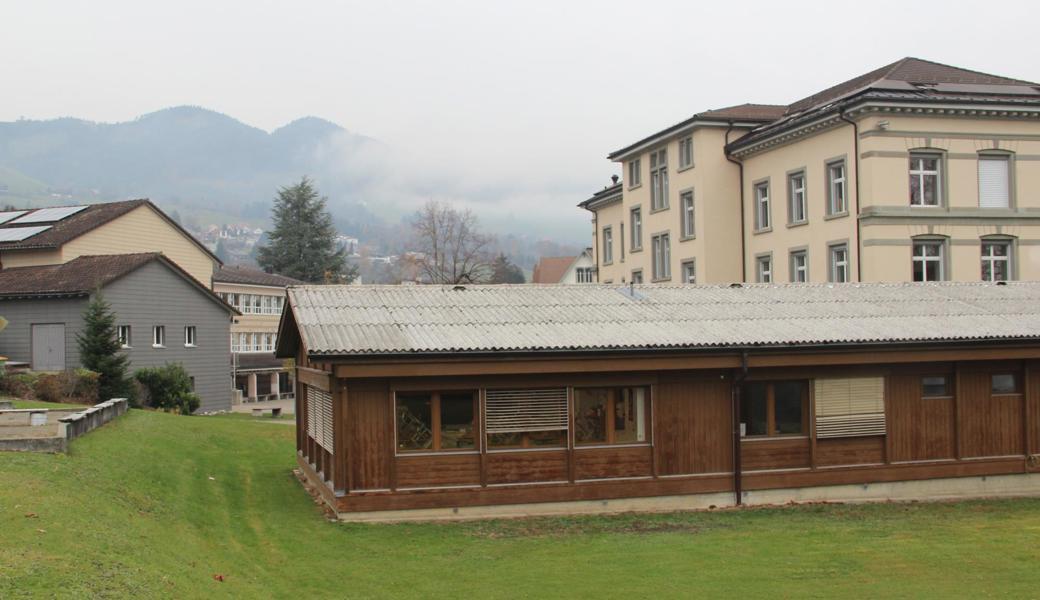 Der Pavillon Feld soll durch einen Anbau ersetzt werden. Dieser Anbau ist als Erweiterung des Schulhauses Feld II, bei der Aula, geplant (links hinten). Rechts ist das Schulhaus Feld I zu sehen.