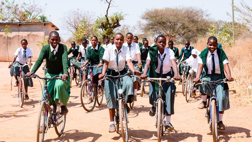 Mit dem Occasionsvelo zur Schule: Das Foto stammt aus Tansania im Jahr 2020. Mit dem Occasionsvelo zur Schule: Das Foto stammt aus Tansania im Jahr 2020.
