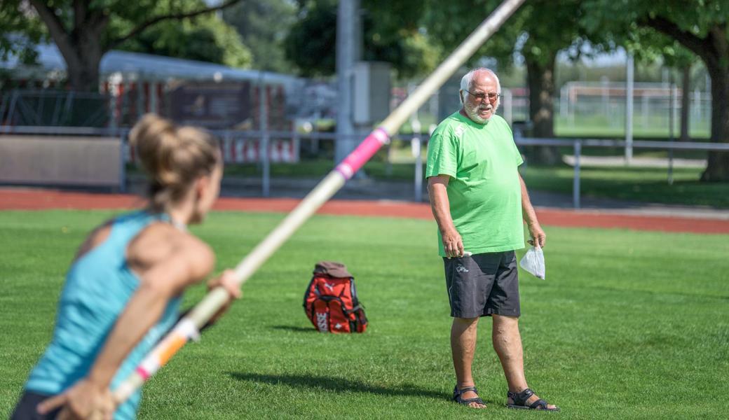 Leichtathletik-Trainer Werner Dietrich hat schon viele Athletinnen und Athleten an die Weltklasse herangeführt. Er gilt als «Vater des Schweizer Leichtathletik-Wunders». 