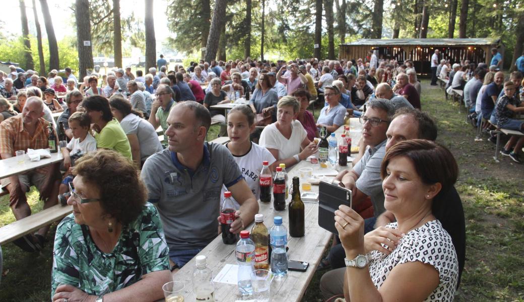 Einen schöneren Festplatz kann man sich für einen warmen Sommerabend nicht vorstellen.