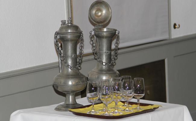 Wein aus uralten Zinnkannen