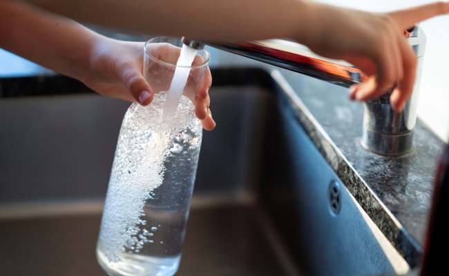 Trinkwasser wird deutlich teurer: das haben Fixkosten und Energiepreise damit zu tun