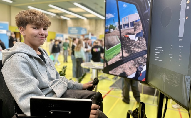 Baggersimulator und Laserlabyrinth: Berufs- und Ausbildungsmesse lockt Hunderte Jugendliche an