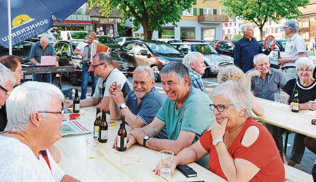 Hier hat sich fast ein ganzer Tisch voller treuer Leserinnen und Leser aus Lüchingen eingefunden. Sie kommen immer gerne an den Redaktionswagen, wenn er gerade in Altstätten oder Marbach ist.