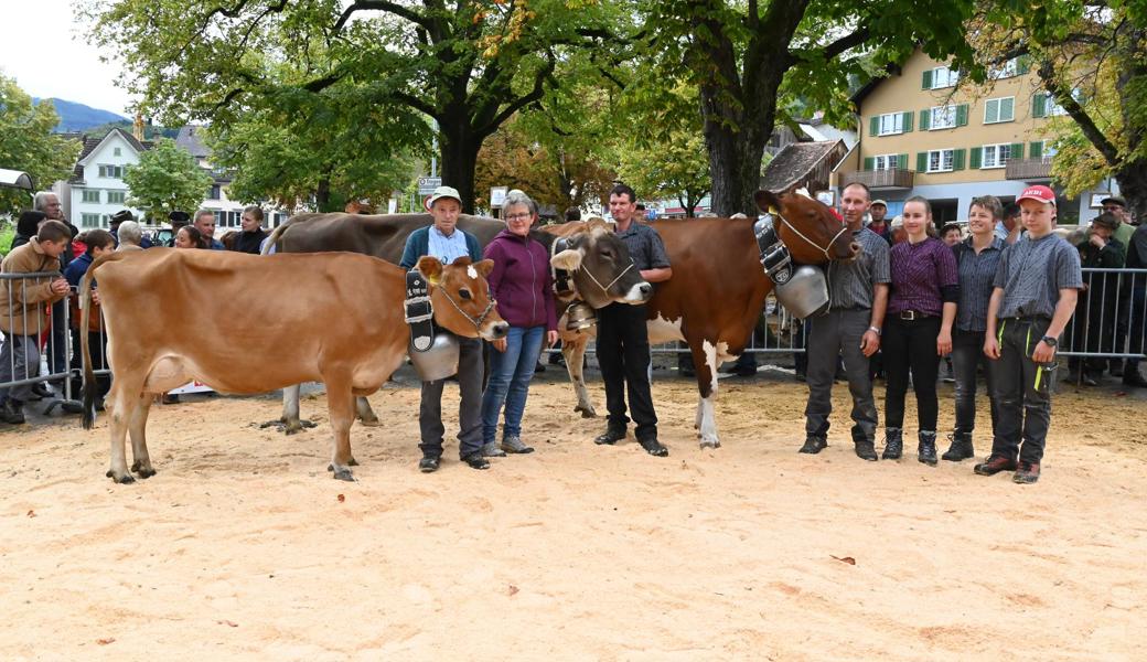 Gruppenbild mit den Altstätter Missen der verschiedenen Rassen: Josef Steiger mit der Jersey-Miss «Fleckli», Nicole Ritz und Pius Fischli mit der Braunvieh-Miss «Dolly», Bernhard, Laura, Angelika und Sandro Meier mit der Holstein-Miss «Jamaika».