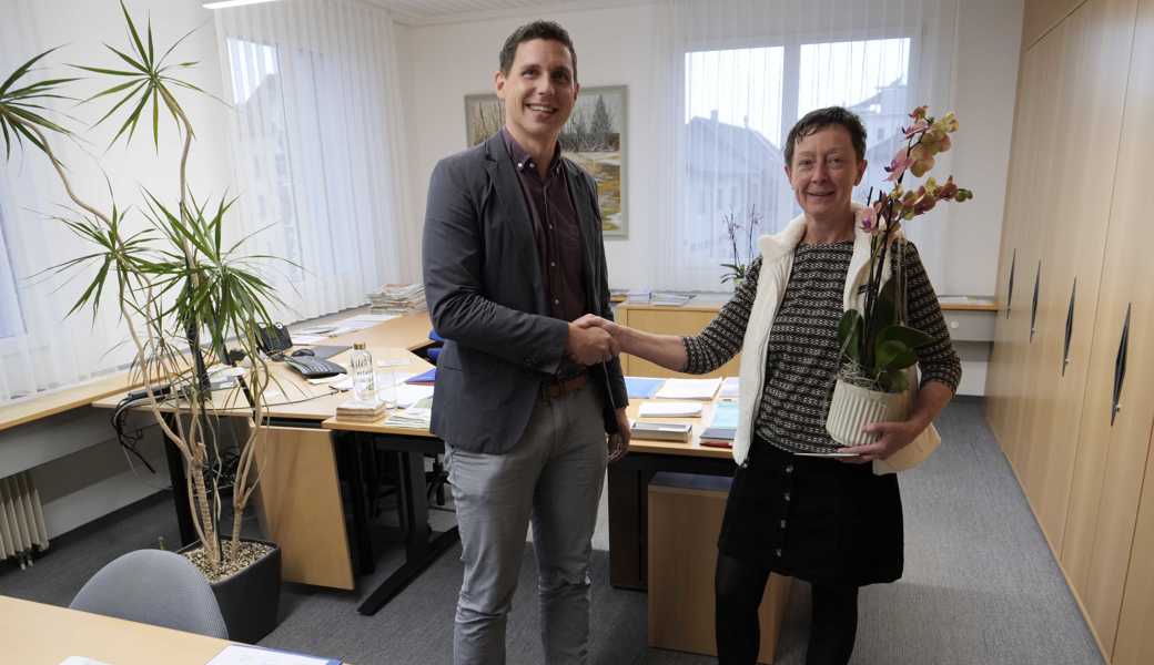 Agnes Schümperlin ist als Tierschutzbeauftragte zurückgetreten. Gemeindepräsident Ralph Lehner bedankt sich bei ihr.
