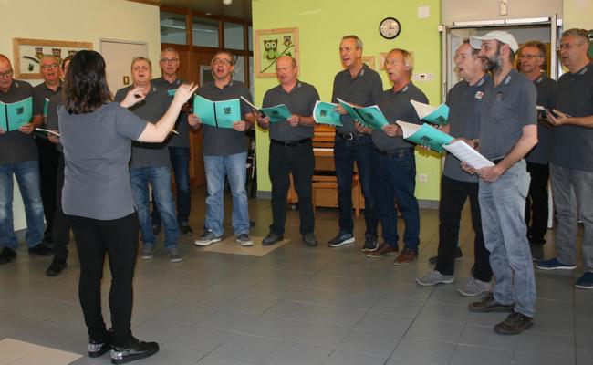 Mit buntem Liederstrauss Freude bereitet