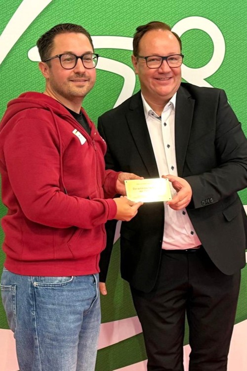 Simon Meyer (links), Präsident des FC Taminatal, mit dem Präsidenten des OFV, Stephan Häuselmann.