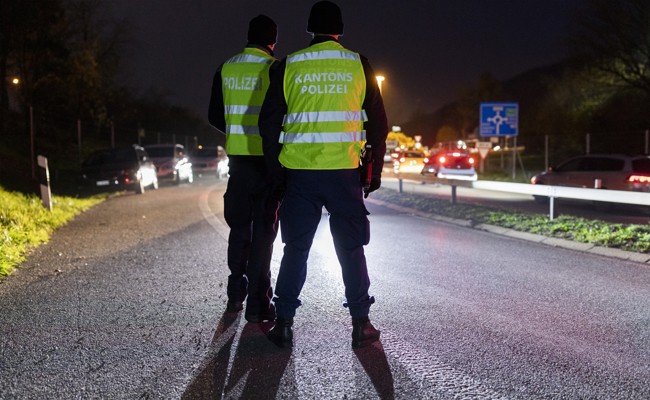 Ein 17-jähriger Motorradfahrer ignorierte die Haltezeichen einer Polizeipatrouille