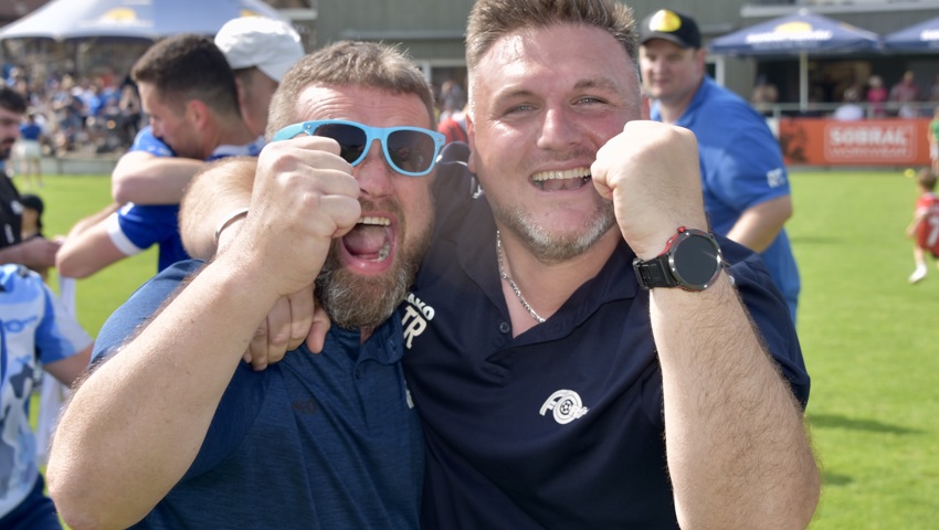 Rüthi-Präsident Urs Baumgartner (links) mit dem Erfolgstrainer Granit Bojaxhi. Rüthi-Präsident Urs Baumgartner (links) mit dem Erfolgstrainer Granit Bojaxhi.