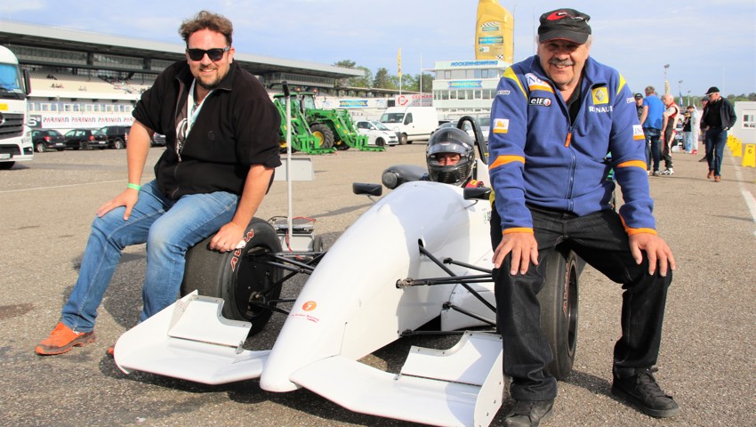 In Hockenheim: Links Oliver Bauer (Experte der MFK im Buriet), im Auto Walter Tanner, rechts Josef Wüst, Senior Chef der Löwen-Garage in Diepoldsau. In Hockenheim: Links Oliver Bauer (Experte der MFK im Buriet), im Auto Walter Tanner, rechts Josef Wüst, Senior Chef der Löwen-Garage in Diepoldsau.