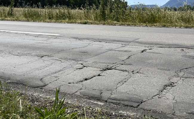 Bevor die Holperpiste saniert wird, muss sie nochmals geflickt werden