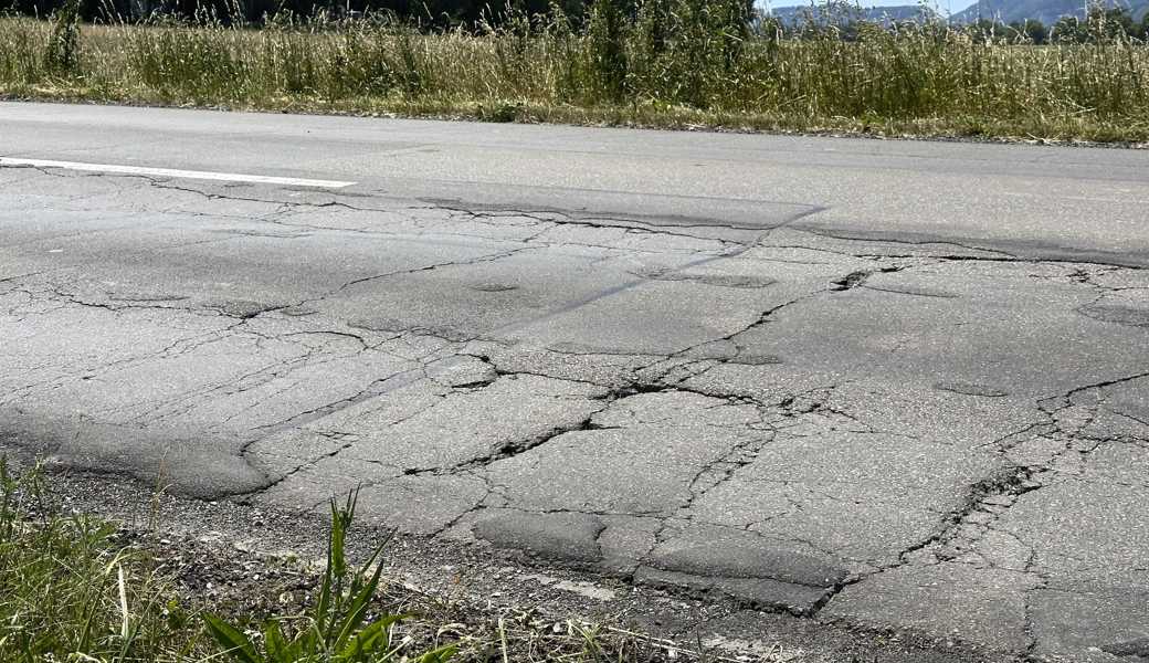 Wieder einen zusammenhängenden Deckbelag auf dem neuen Abschnitt soll die Kriessernstrasse 2024 erhalten.