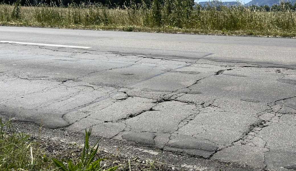 Wieder einen zusammenhängenden Deckbelag auf dem neuen Abschnitt soll die Kriessernstrasse 2024 erhalten.