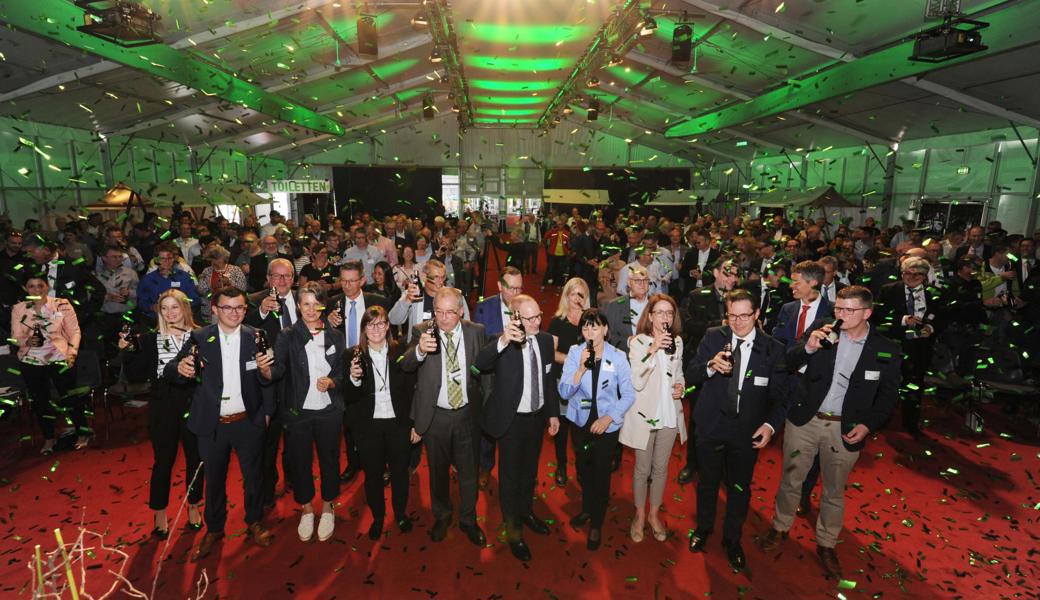 Mit viel Flitter und einem Rheintaler Bier zum Anstossen: Die Rhema 2019 wurde enthusiastisch eröffnet. Wollen Sie den Moment in bewegten Bildern miterleben? Laden Sie sich dazu die App Xtend herunter und scannen Sie das Bild.