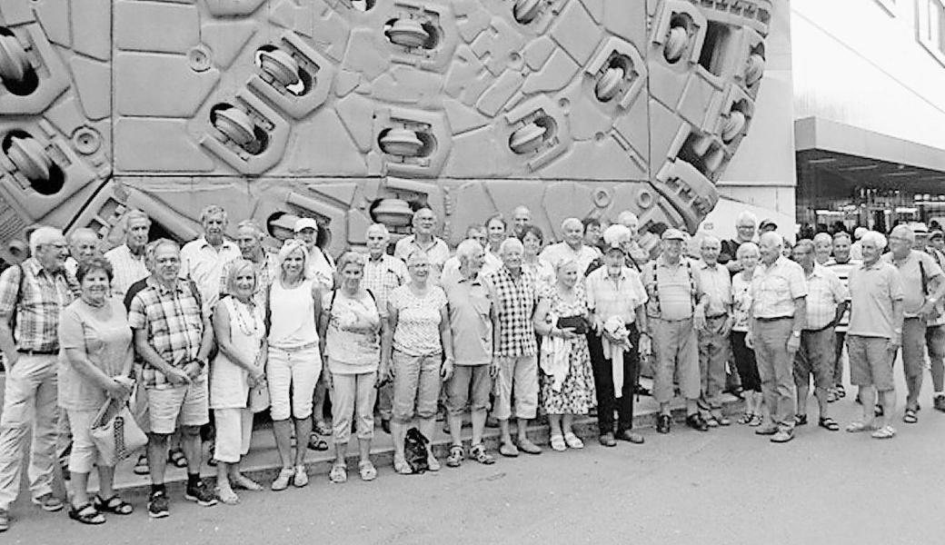 Teilnehmer vor einem Bohrkopf des Gotthard-Basistunnels. Bild: pd