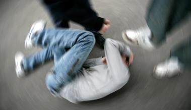 Bei Schlägerei durch Stiche verletzt