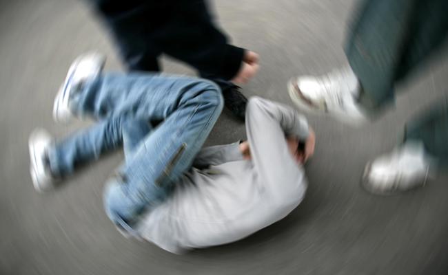Bei Schlägerei durch Stiche verletzt