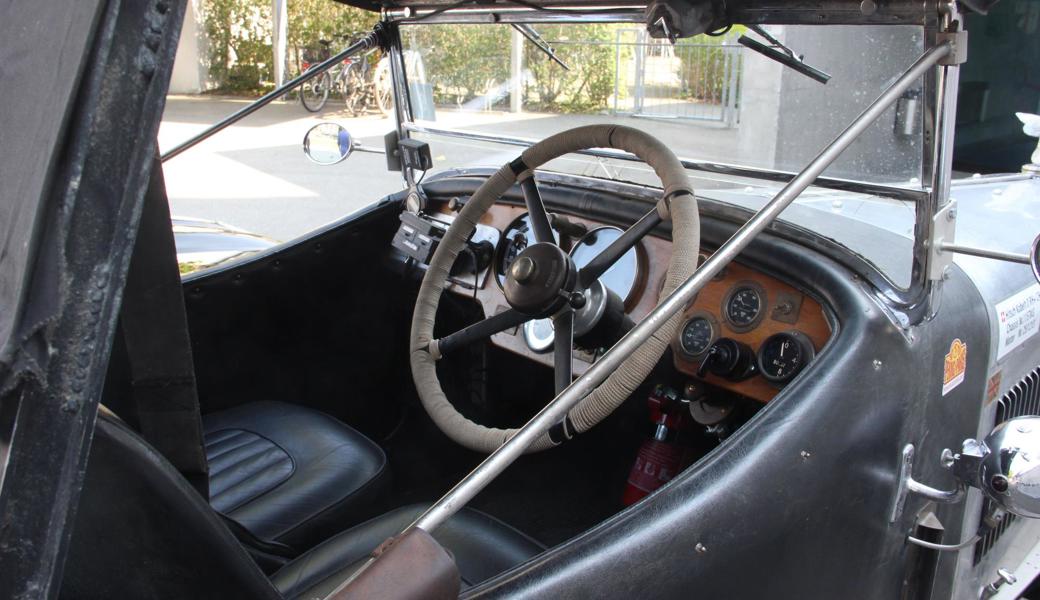 Blick in Kobelts «Sonnenstrahl», wie er sein Auto, einen Sunbeam 25 HP Sporttourer,  nennt.