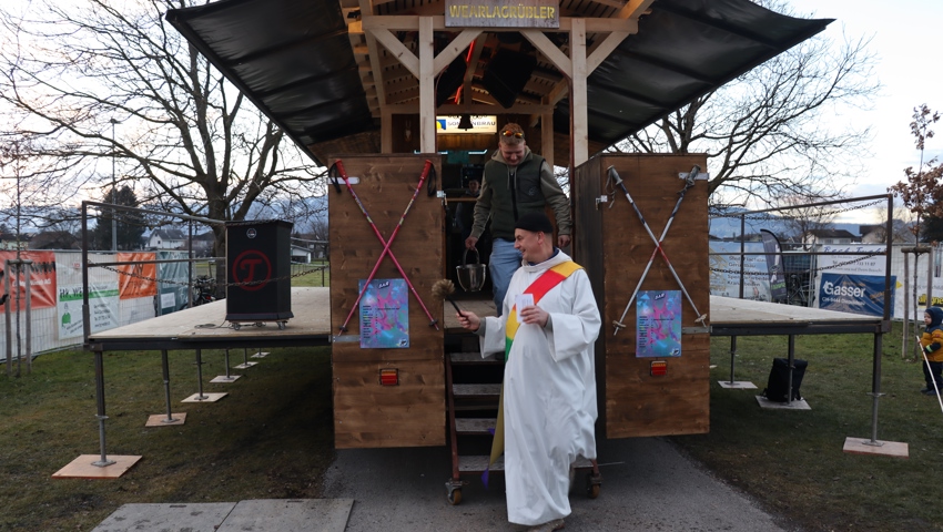 Bernd Bürgermeister segnet den Fasnachtswagen. Bernd Bürgermeister segnet den Fasnachtswagen.