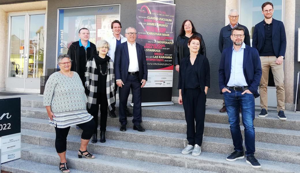 Treue Kulturpartner unterstützen die Festivalveranstalter (von links): Denise Zellweger, Kinotheater Madlen; Peter Küpfer, Gravag; Christa Köppel, Rheintaler Kulturstiftung und Gemeindepräsidentin Widnau; Pascal Zäch, Kinotheater Madlen; Norbert Büchel, Die Mobiliar; Judith Spirig, Sonnenbau; Doris Büchel, Die Mobiliar; Christian Fiechter; Christian Häle, Sonnenbau – und Roland Züger, Kühnis Optik und Hörwelt.
