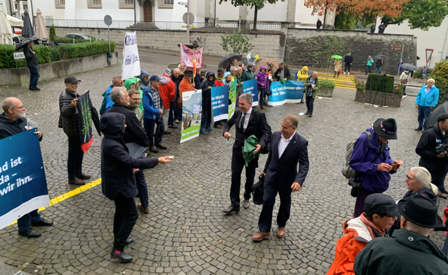 Befürworter und Gegner der Windkraft demonstrierten vor dem Ausserrhoder Kantonsrat