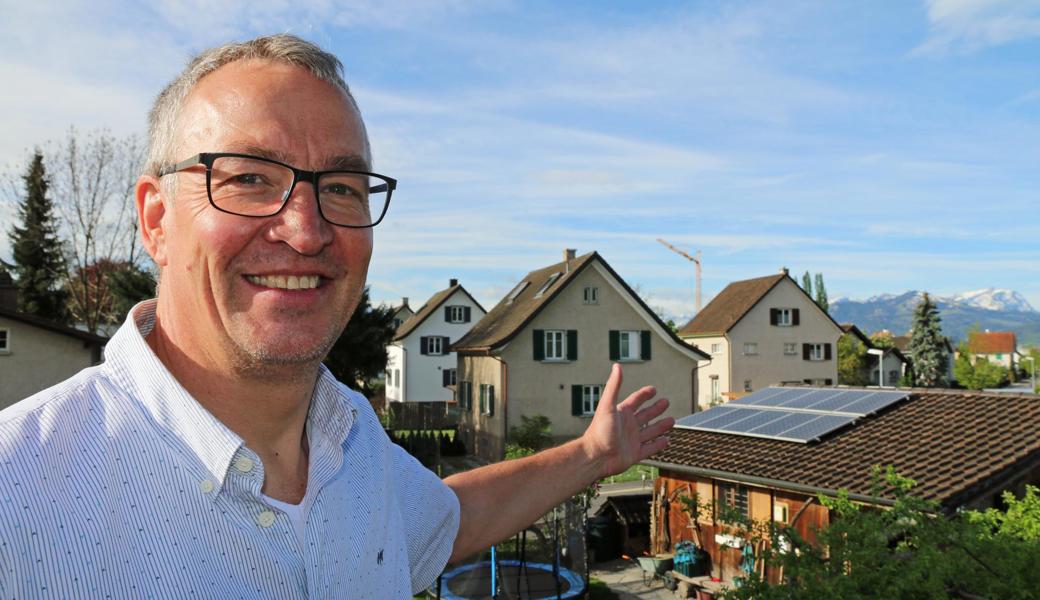 Olaf Tiegel zeigt auf den Pferdestall im Garten seiner Familie, wo er die Solarmodule aufbaute. Durch den Selbstbau eignen sich Hausbesitzer vertiefte Kenntnisse an und verstehen, wie die Anlage funktioniert.