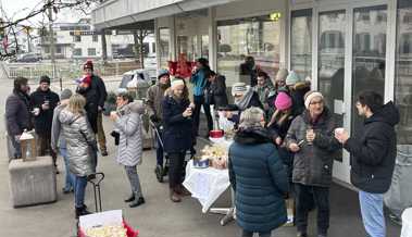 Am Sonntagsverkauf meint ein Mann mit Überblick: «Es hät schöö Lüüt»