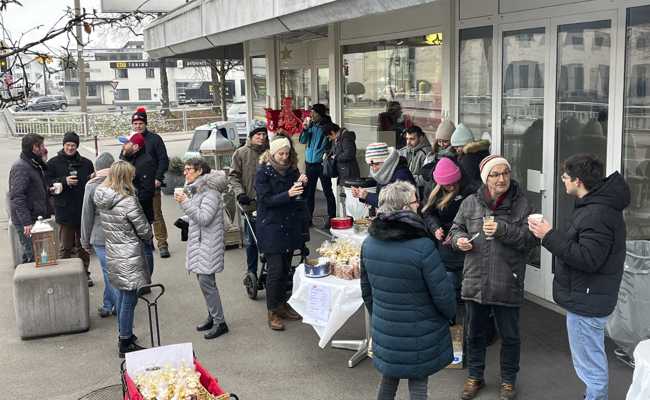 Am Sonntagsverkauf meint ein Mann mit Überblick: «Es hät schöö Lüüt»