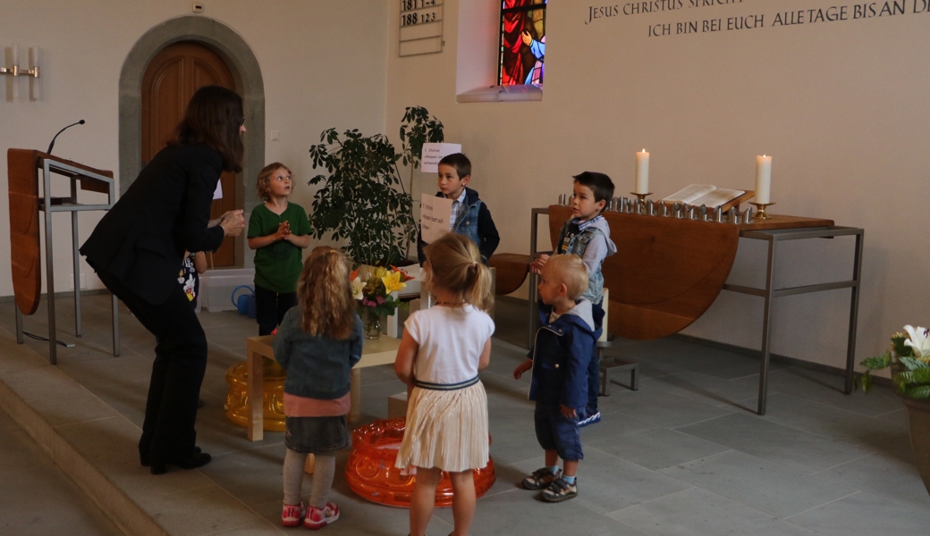 Pfrn. Ute Neef singt gemeindsam mit den Kindern ein Danklied.