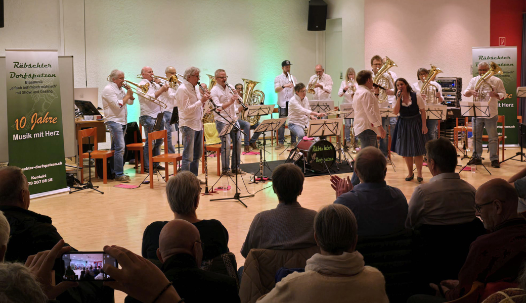 Mit Spielfreude und Herz: Die Räbschter Dorfspatzen begeistern das Publikum beim Auftaktkonzert zum zehnjährigen Jubiläum am 30. März in der Aula des Oberstufenzentrums Rebstein-Marbach.